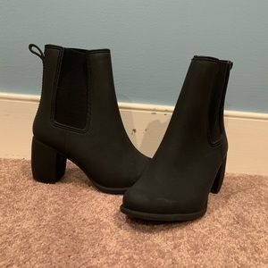 Waterproof heeled Chelsea boots